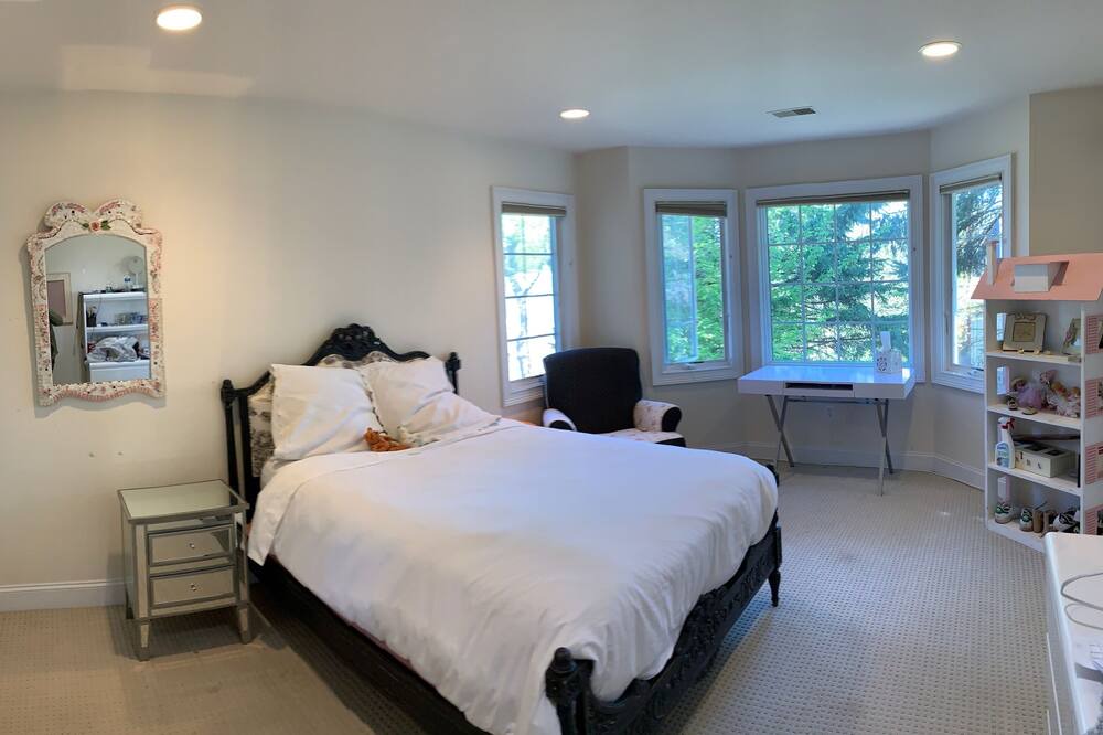 Photo of Bedroom in Cresskill