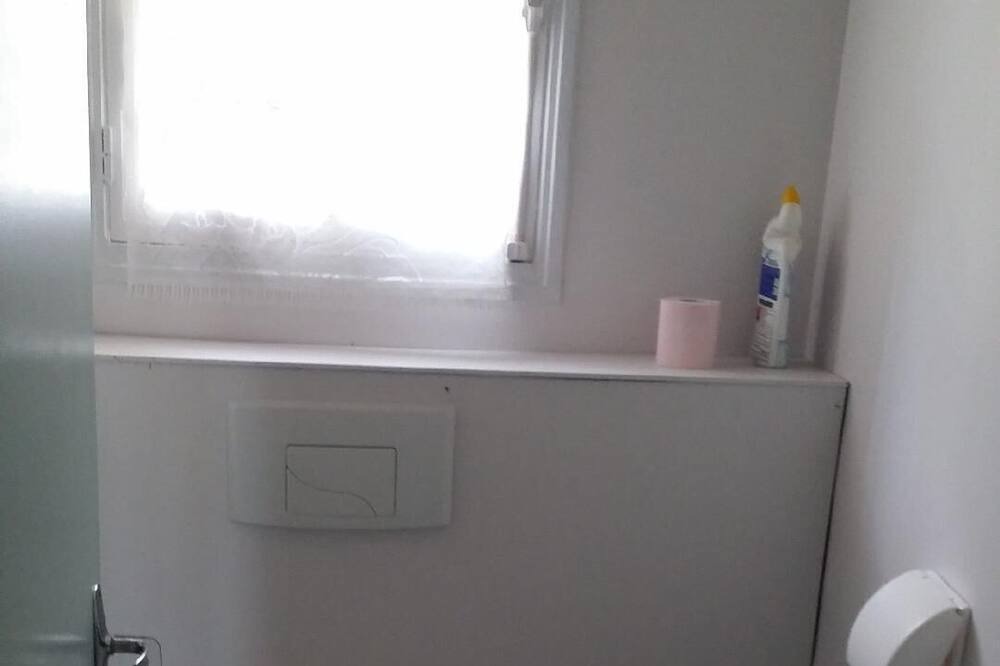 Photo of Bathroom in Villeneuve-la-Lionne