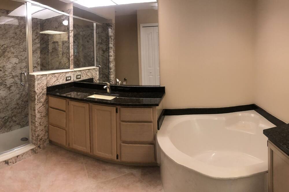 Photo of Bathroom in Kings Lake