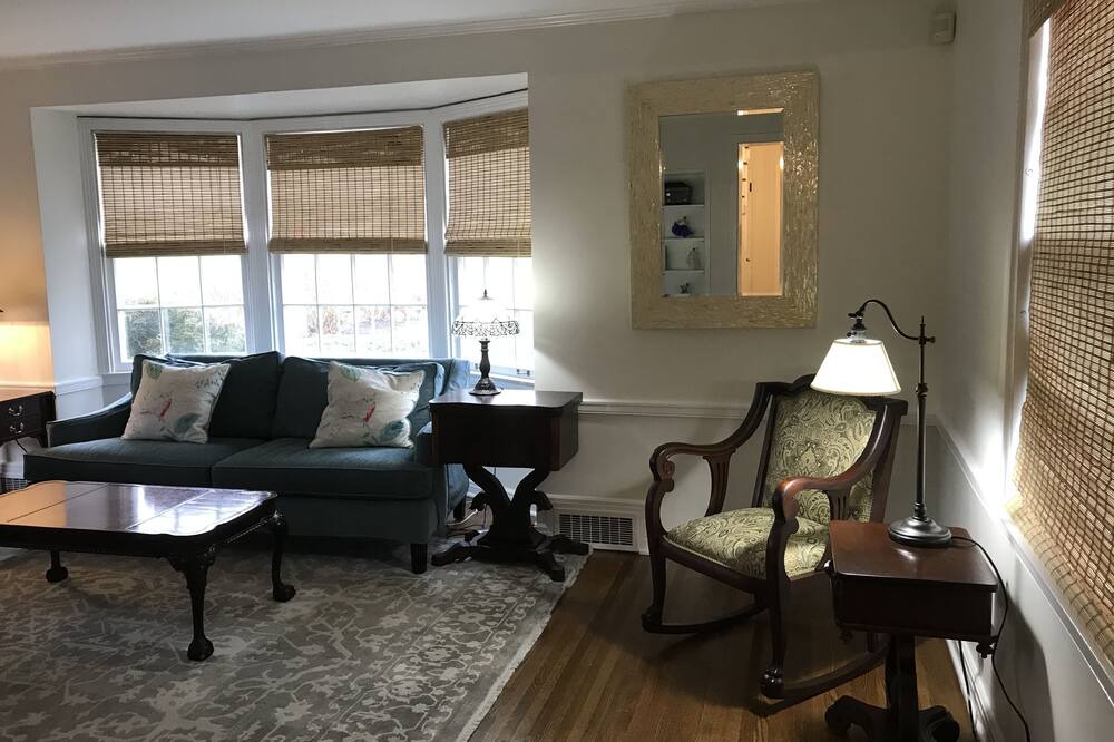 Photo of Livingroom in Utica