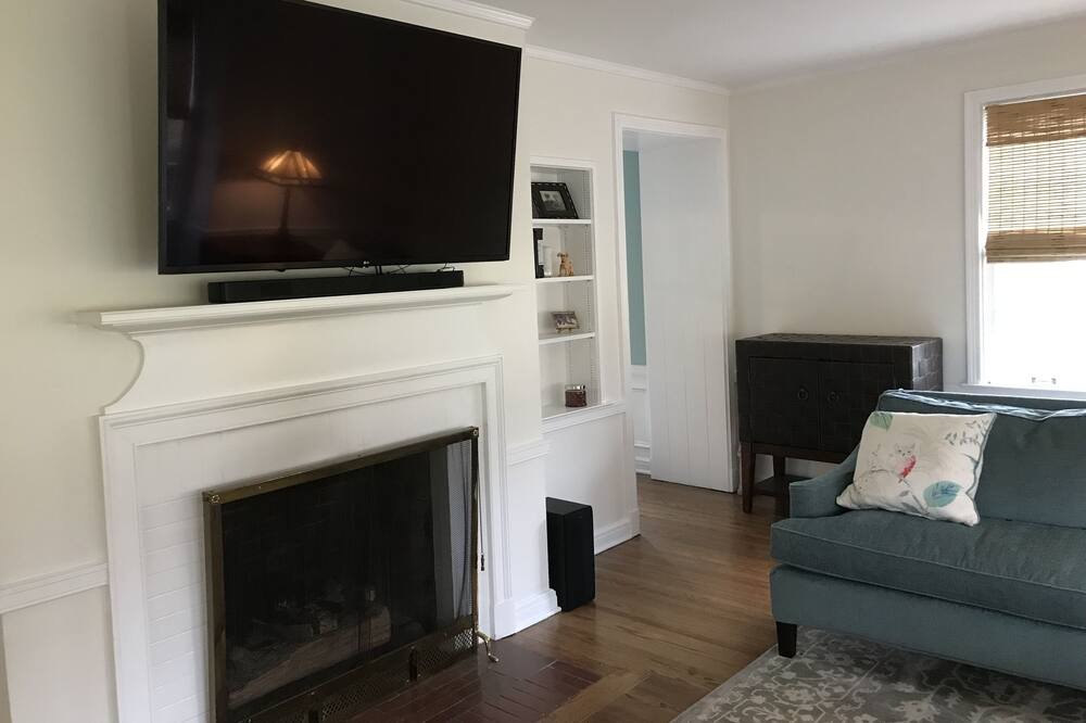Photo of Livingroom in Utica