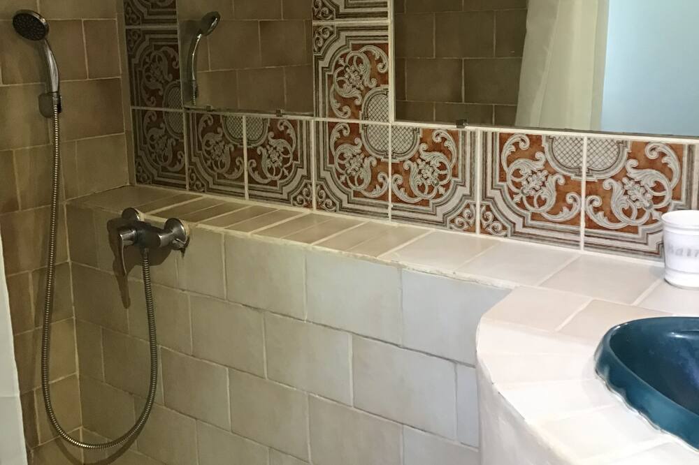 Photo of Bathroom in Loriol-du-Comtat