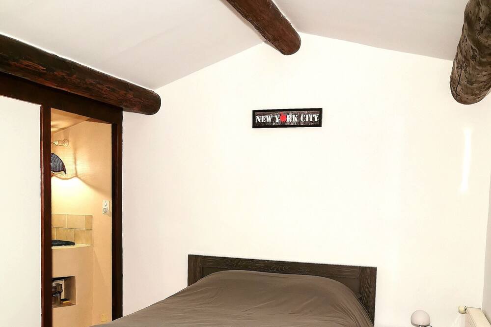 Photo of Bedroom in Loriol-du-Comtat