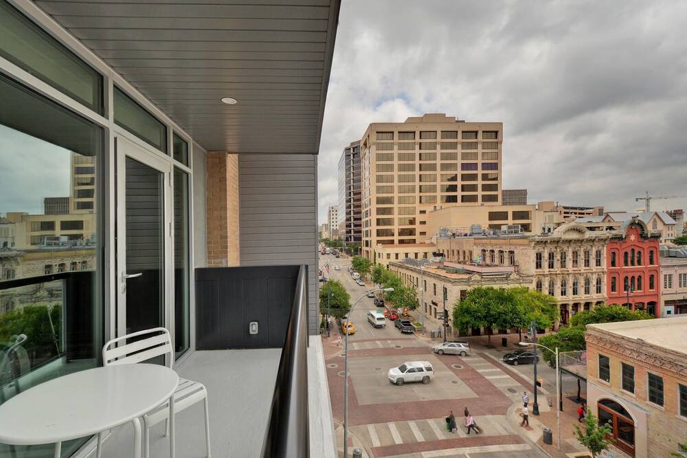 Photo of Patio Balcony in Civic District