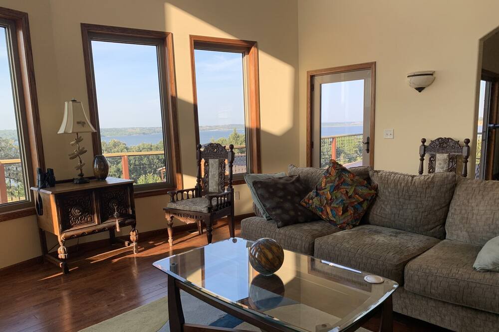 Photo of Livingroom in Crofton