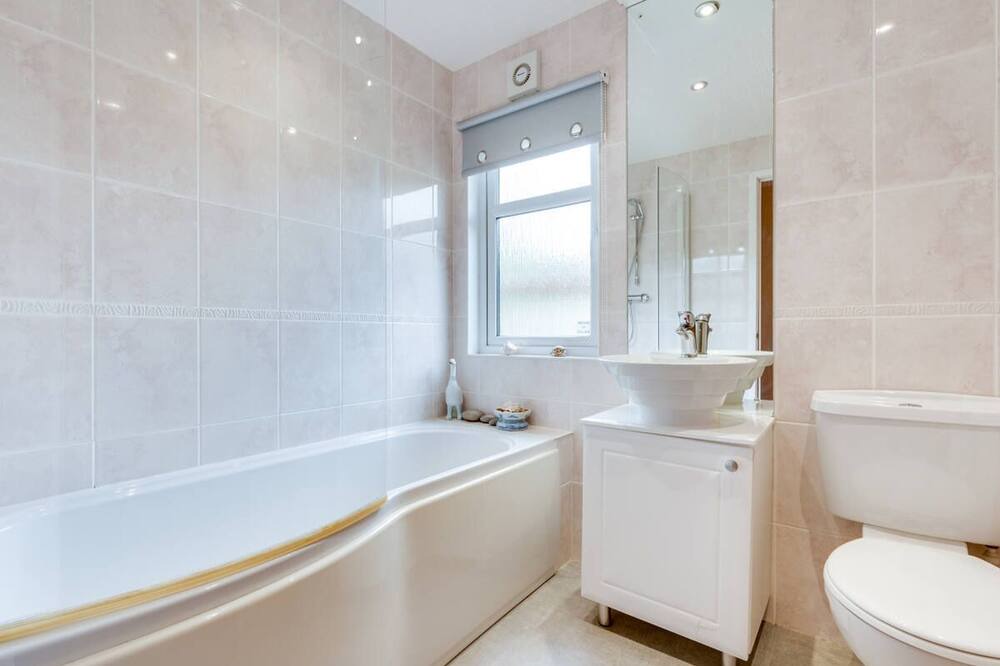 Photo of Bathroom in Amroth