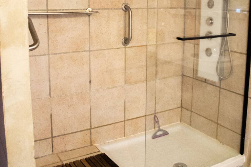 Photo of Bathroom in Deaux