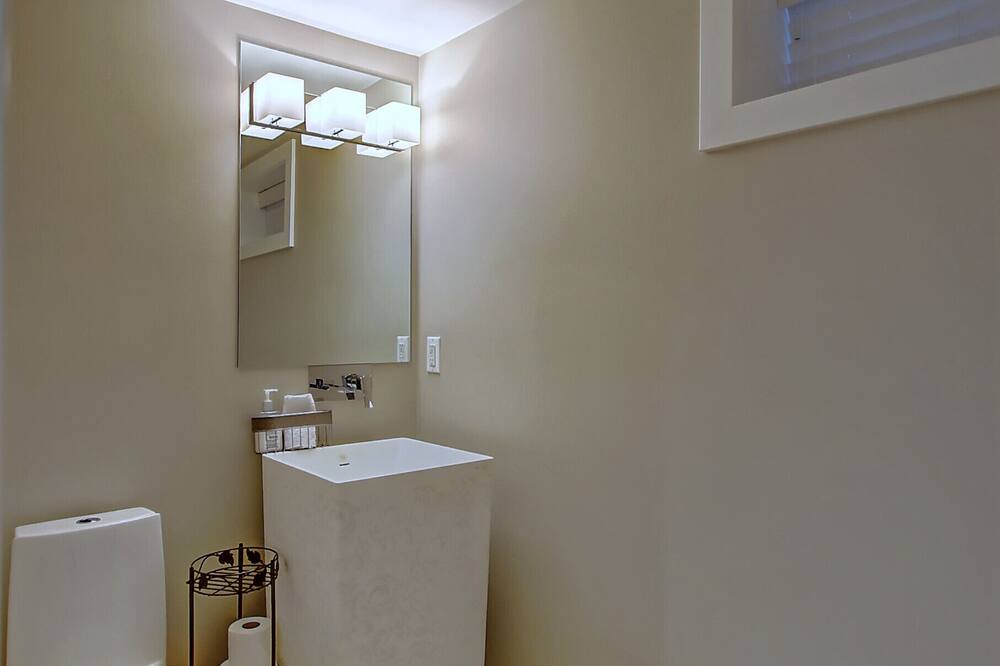 Photo of Bathroom in Crescent Heights