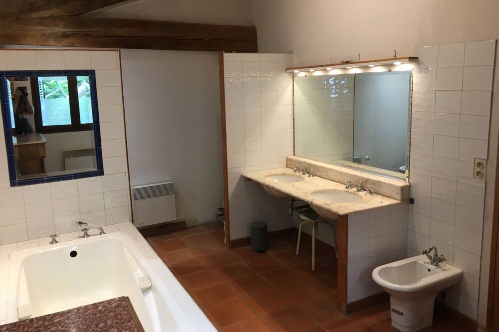 Photo of Bathroom in Thuir