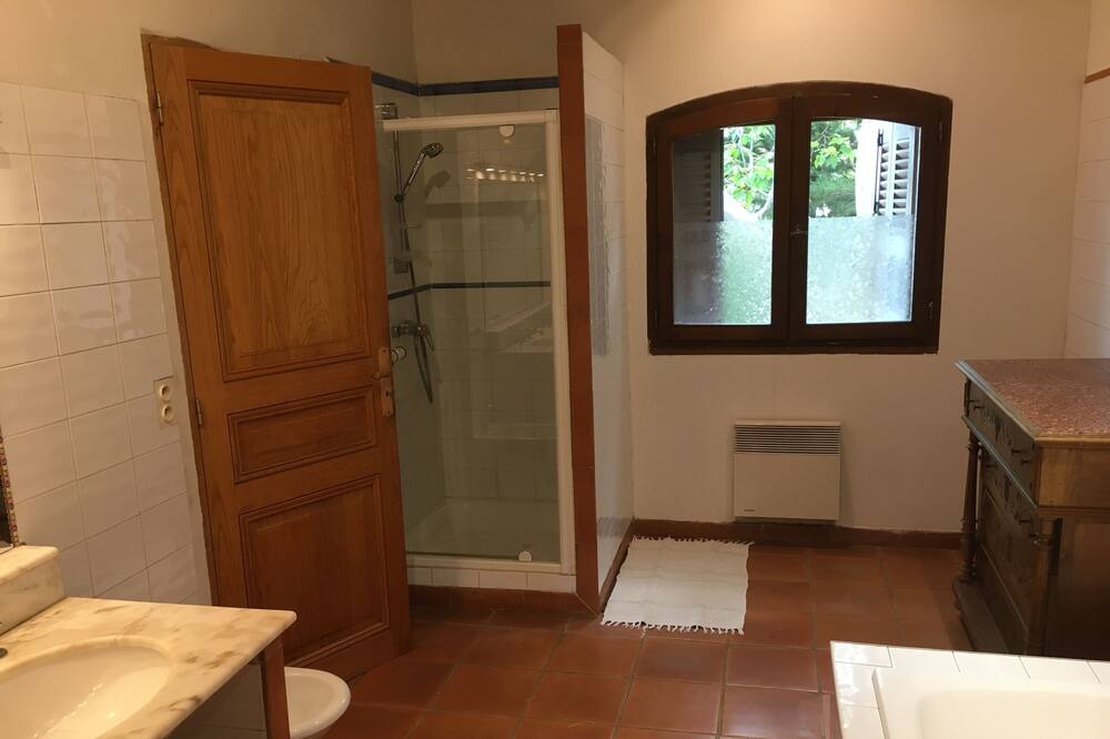 Photo of Bathroom in Thuir