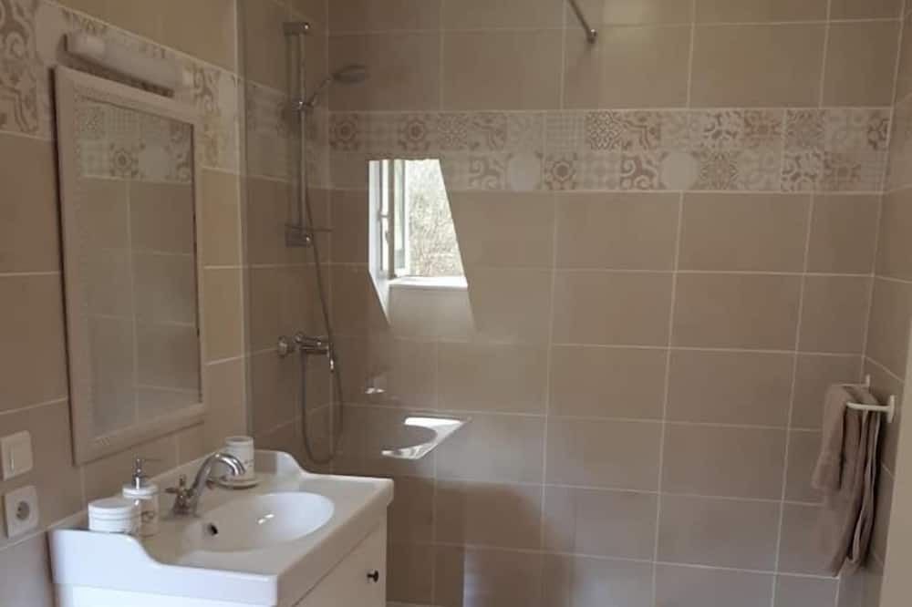 Photo of Bathroom in Crugey
