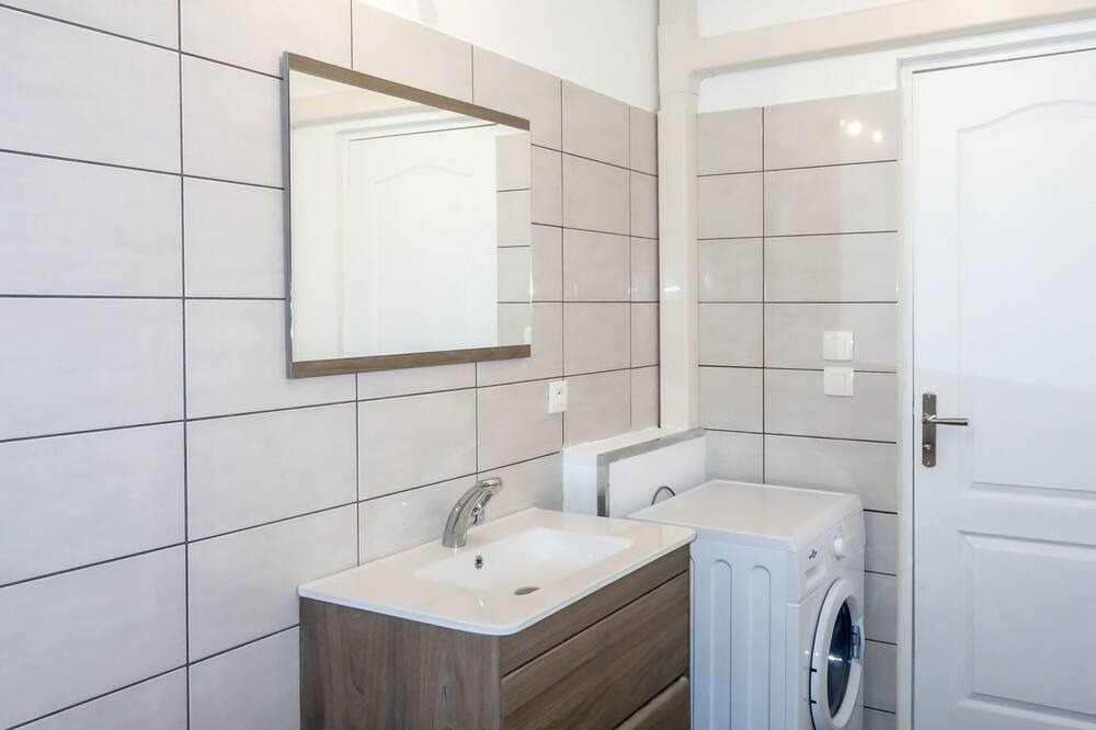 Photo of Bathroom in Saint-Laurent-d'Aigouze