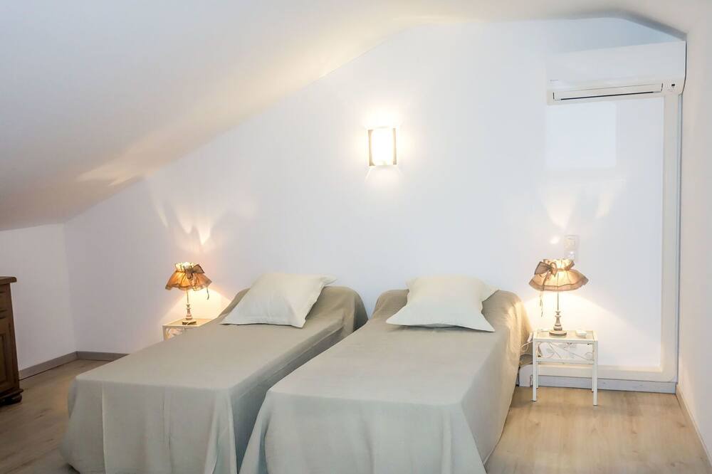 Photo of Bedroom in Saint-Laurent-d'Aigouze