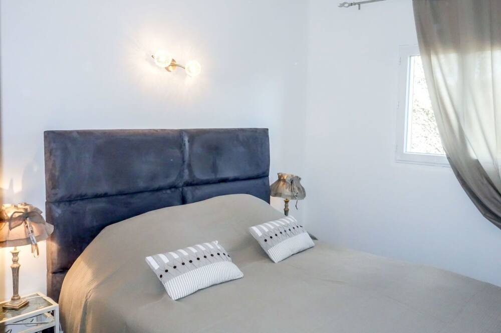 Photo of Bedroom in Saint-Laurent-d'Aigouze