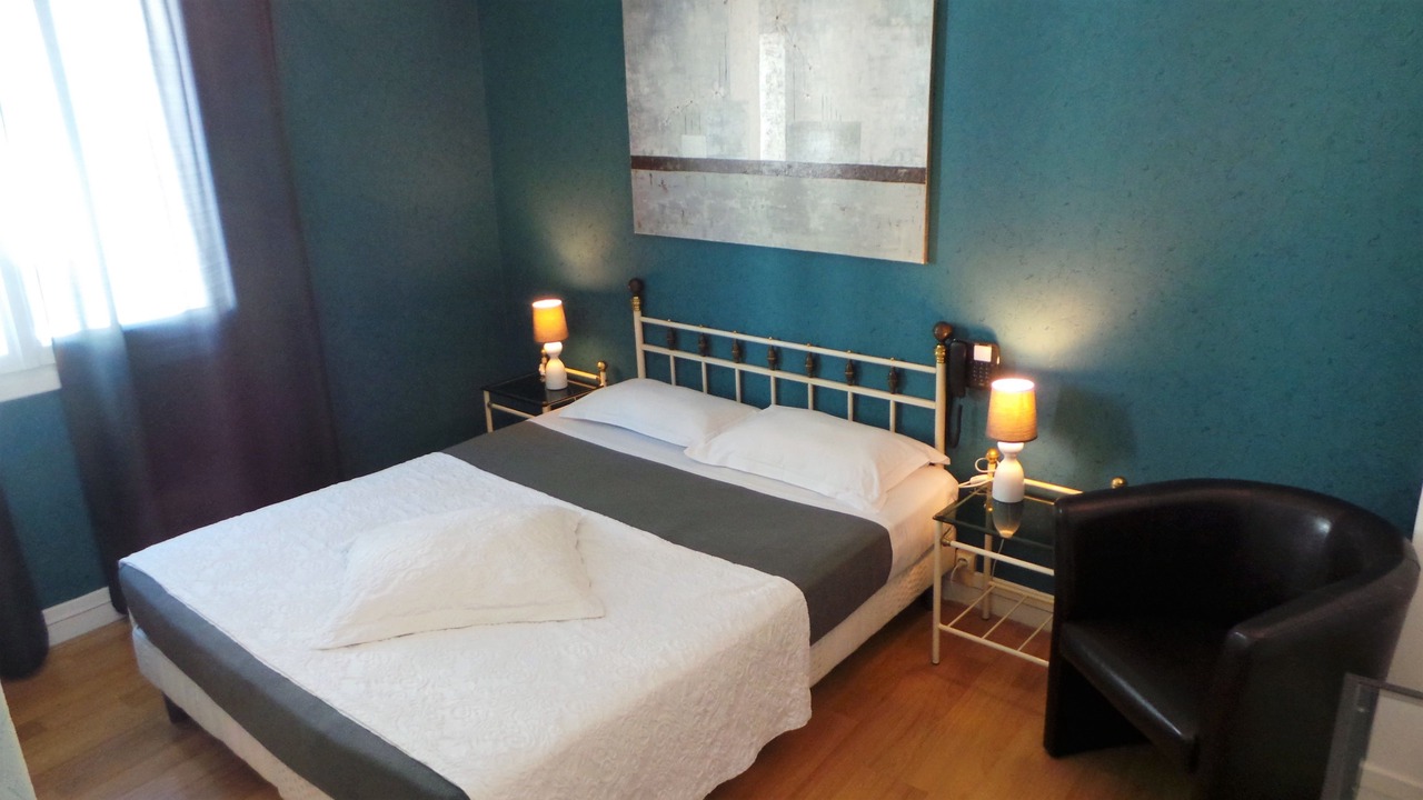Photo of Bedroom in Graslin - Commerce