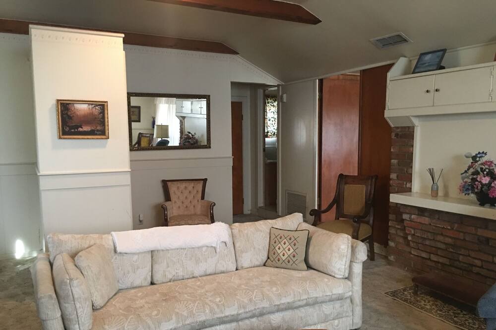 Photo of Livingroom in Canton