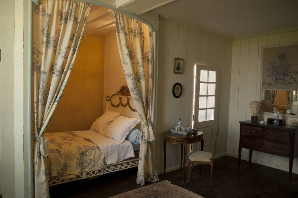Photo of Bedroom in Dol-de-Bretagne