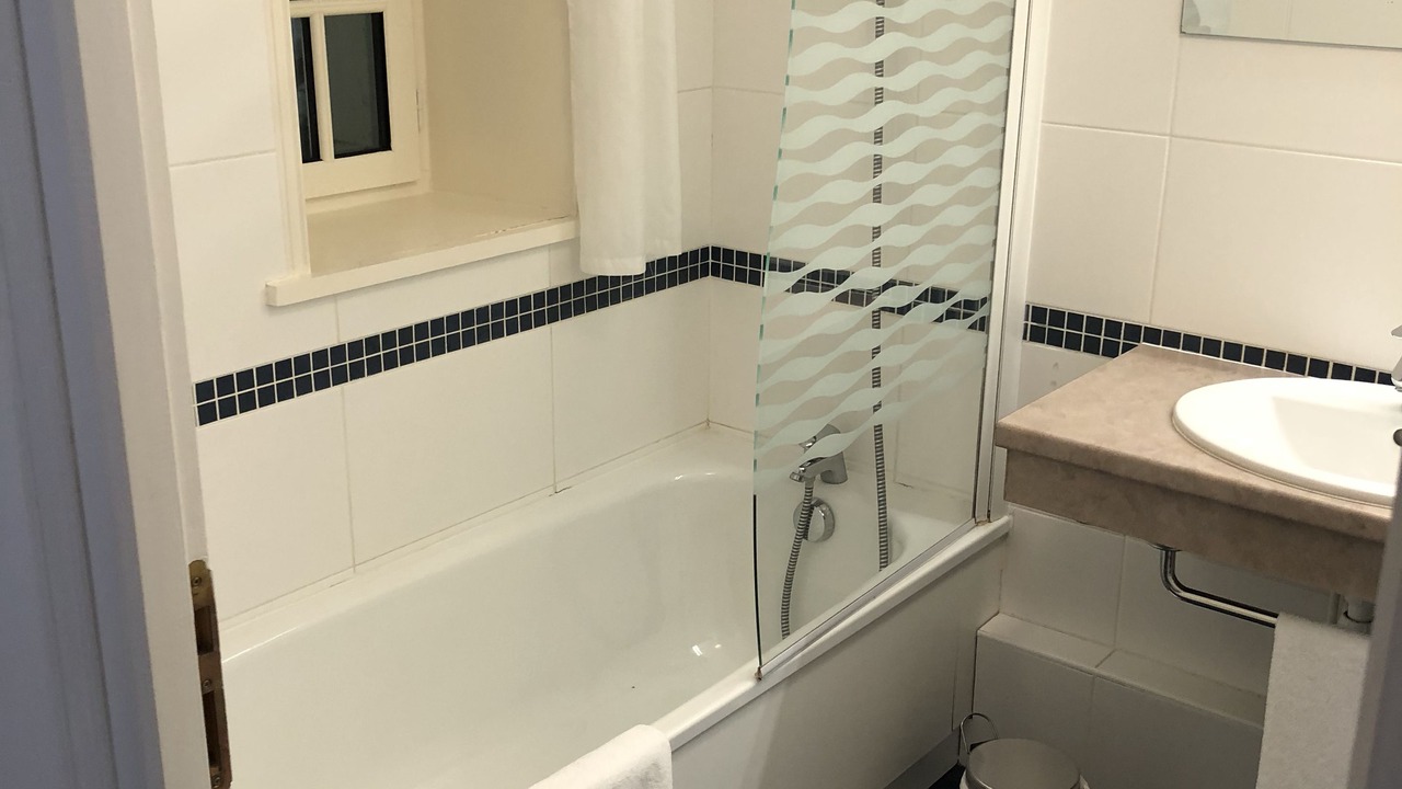 Photo of Bathroom in Saint-Leonard