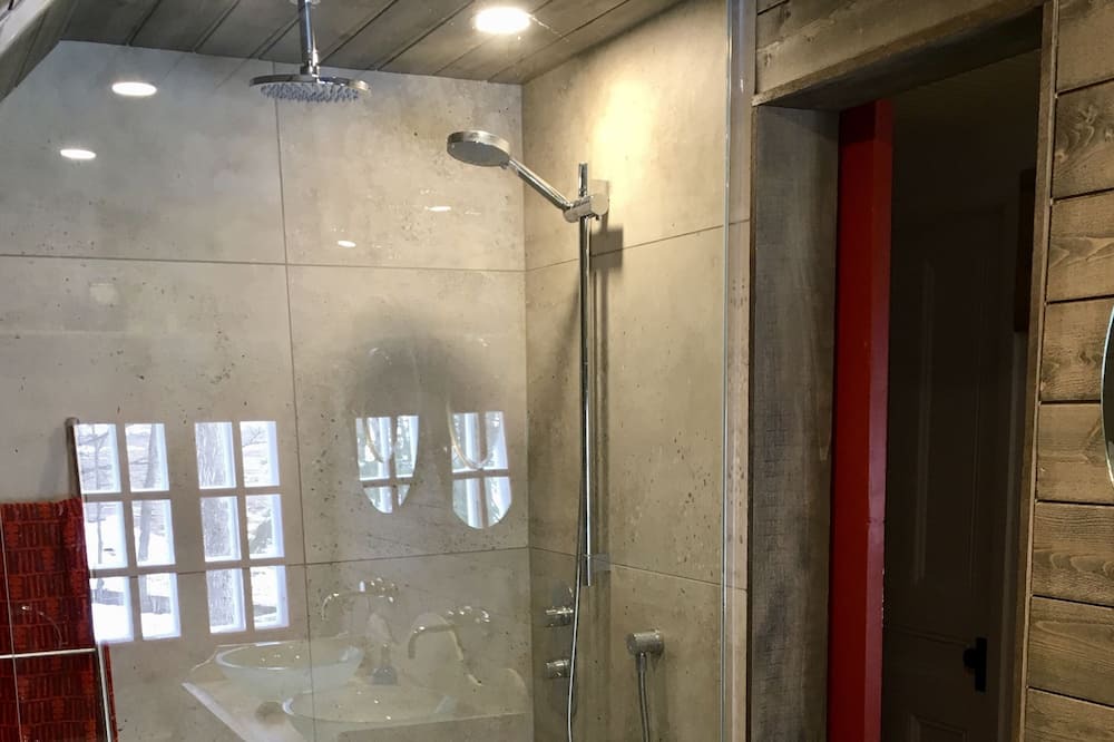 Photo of Bathroom in Saint-Laurent-de-l'ile d'Orleans