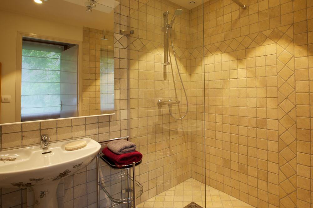 Photo of Bathroom in Campagne-les-Hesdin