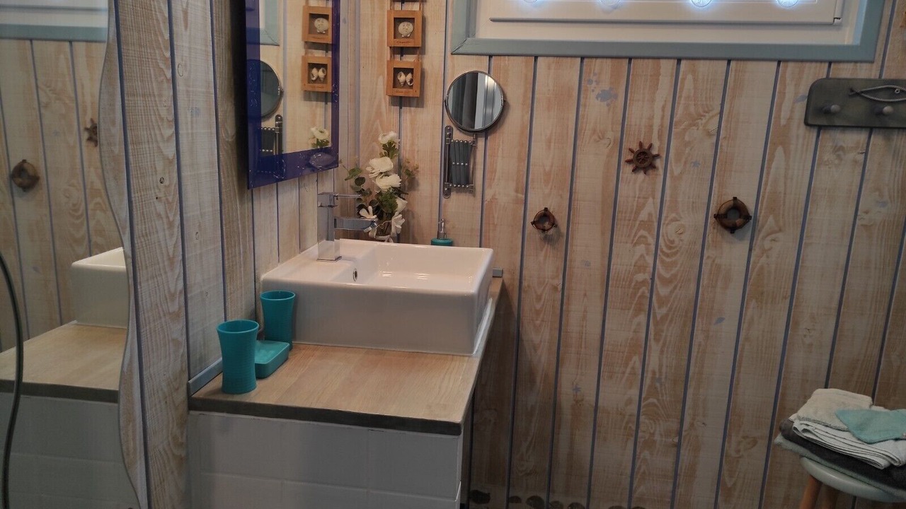 Photo of Bathroom in Lamballe