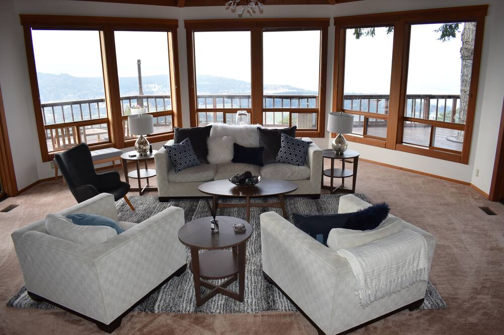 Photo of Livingroom in Eastsound