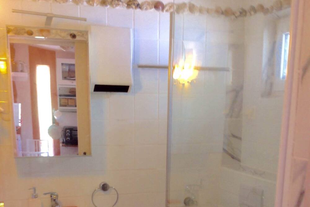 Photo of Bathroom in Carlencas-et-Levas