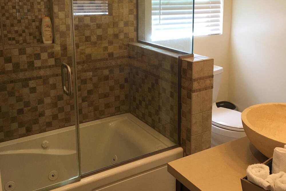 Photo of Bathroom in Lakewood Village