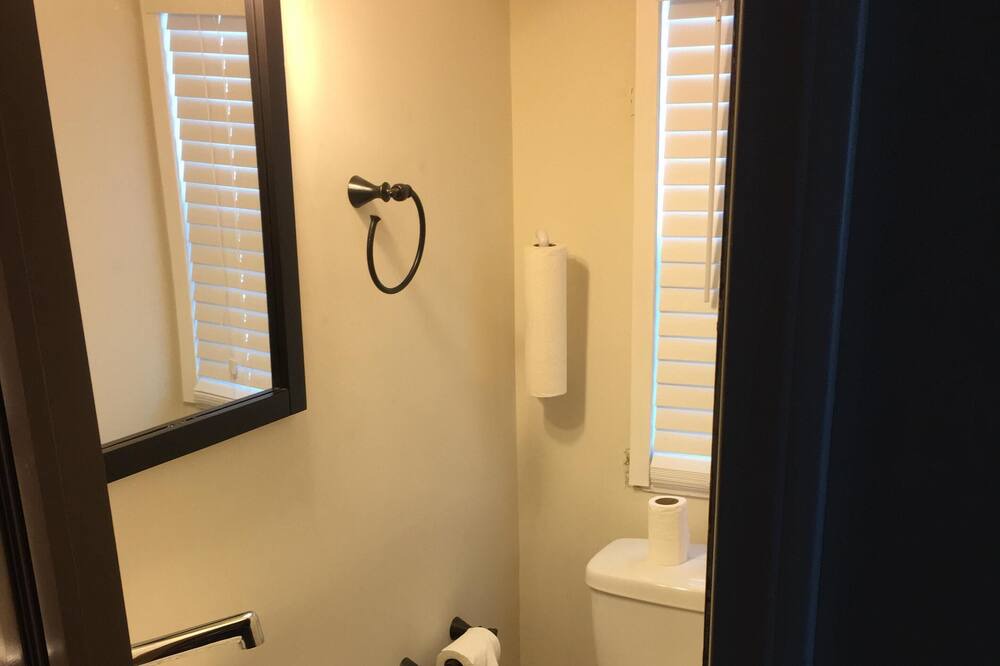 Photo of Bathroom in Lakewood Village