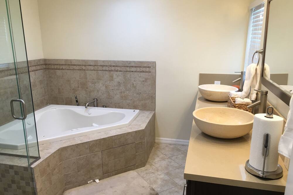 Photo of Bathroom in Lakewood Village