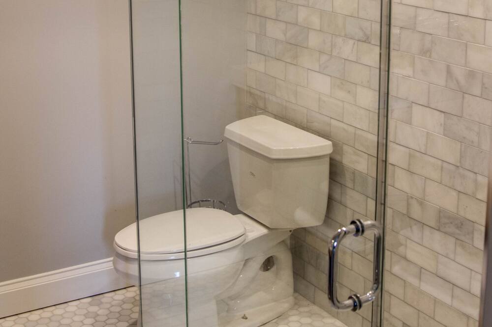 Photo of Bathroom in Queens Square