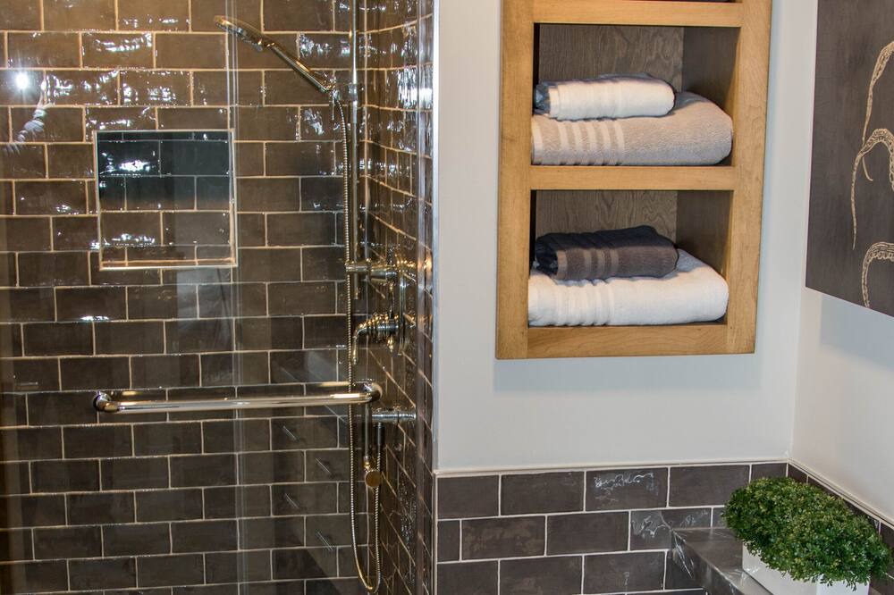 Photo of Bathroom in Queens Square