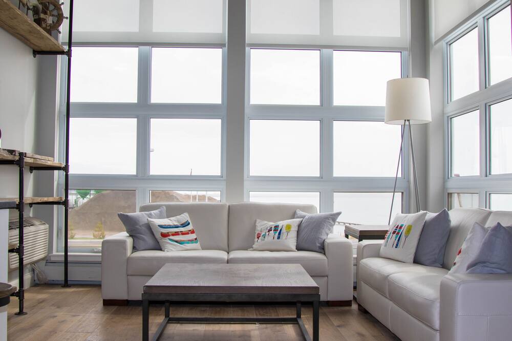 Photo of Livingroom in Queens Square