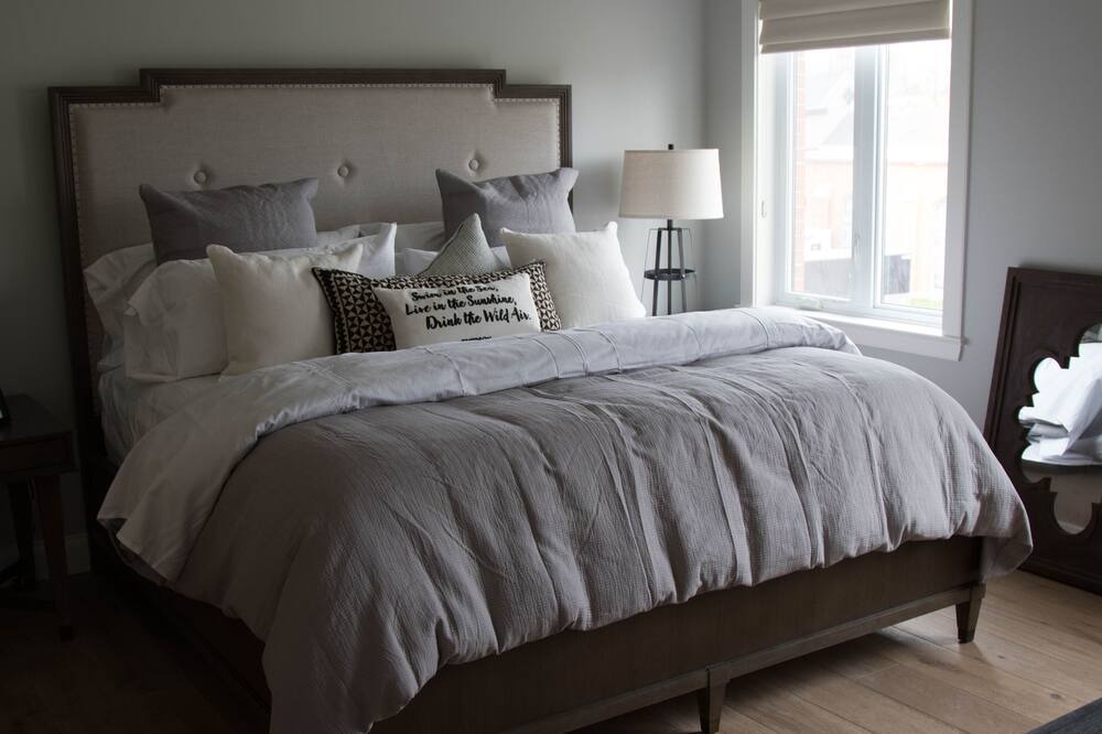 Photo of Bedroom in Queens Square