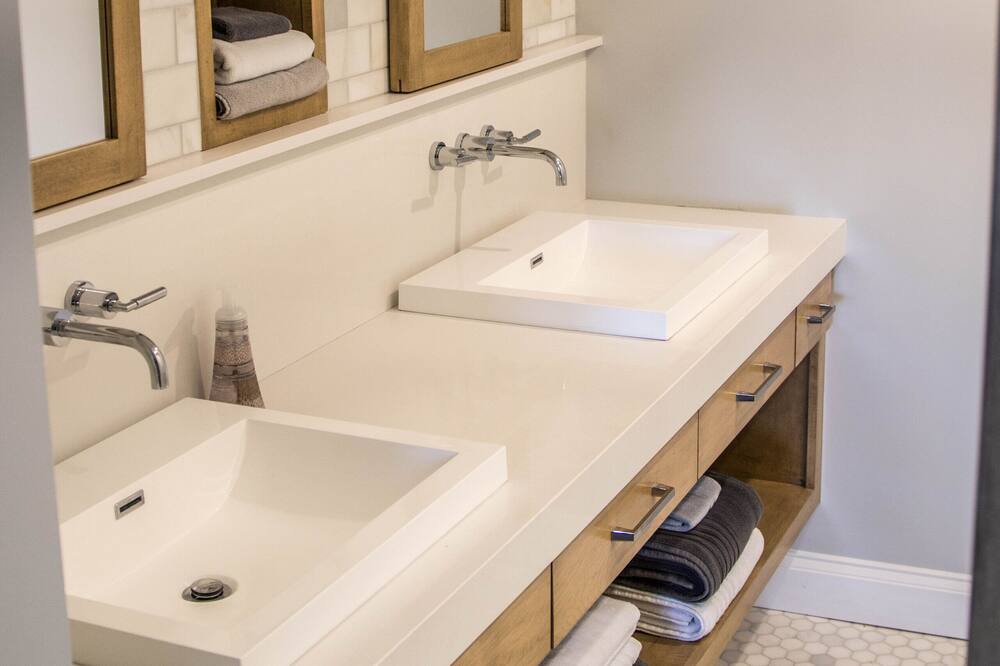 Photo of Bathroom in Queens Square