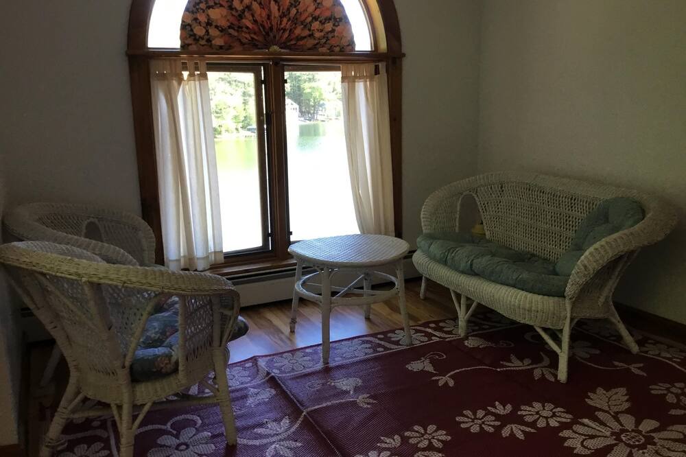 Photo of Livingroom in East Wakefield