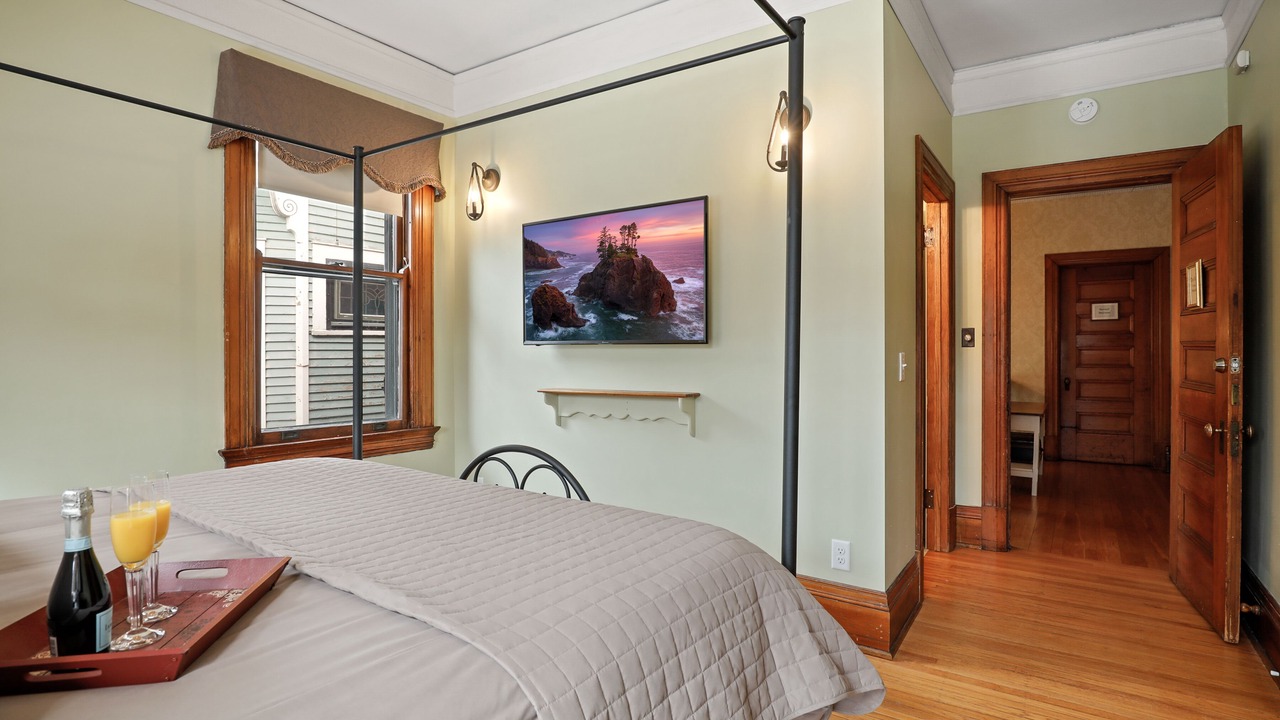 Photo of Bedroom in Summit - University
