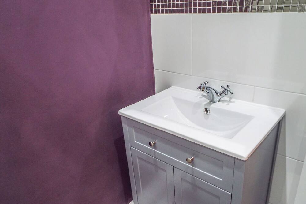 Photo of Bathroom in Lympsham