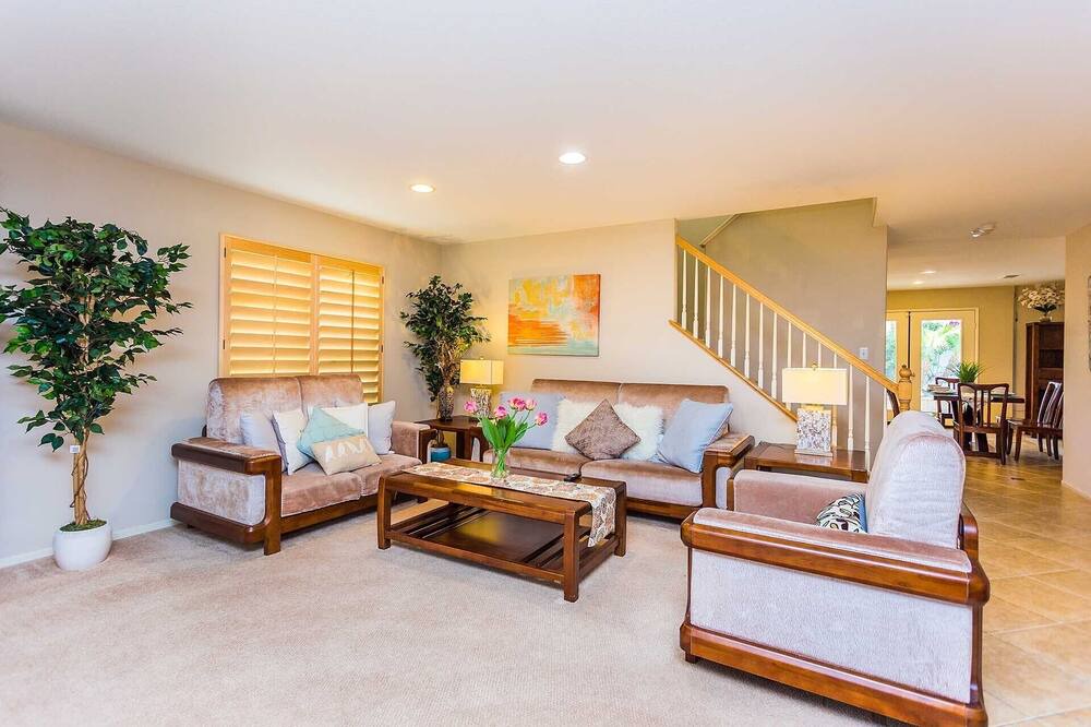 Photo of Livingroom in Lower Peters Canyon