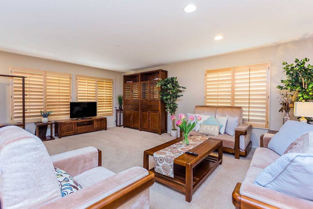 Photo of Livingroom in Lower Peters Canyon