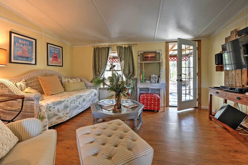 Photo of Livingroom in Midway