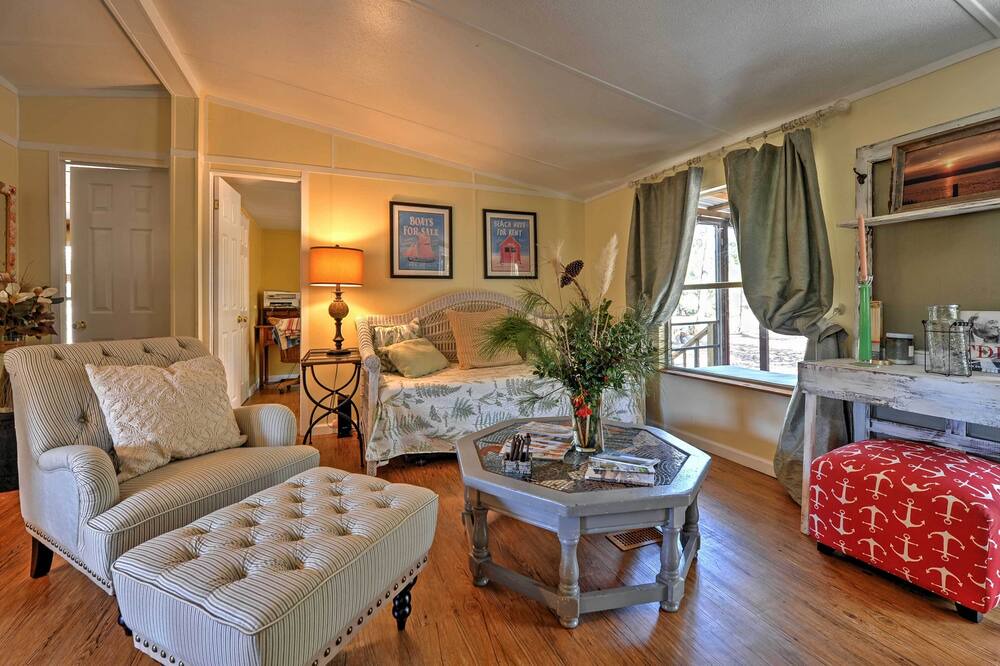 Photo of Livingroom in Midway