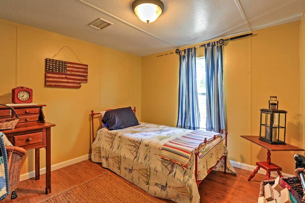 Photo of Bedroom in Midway