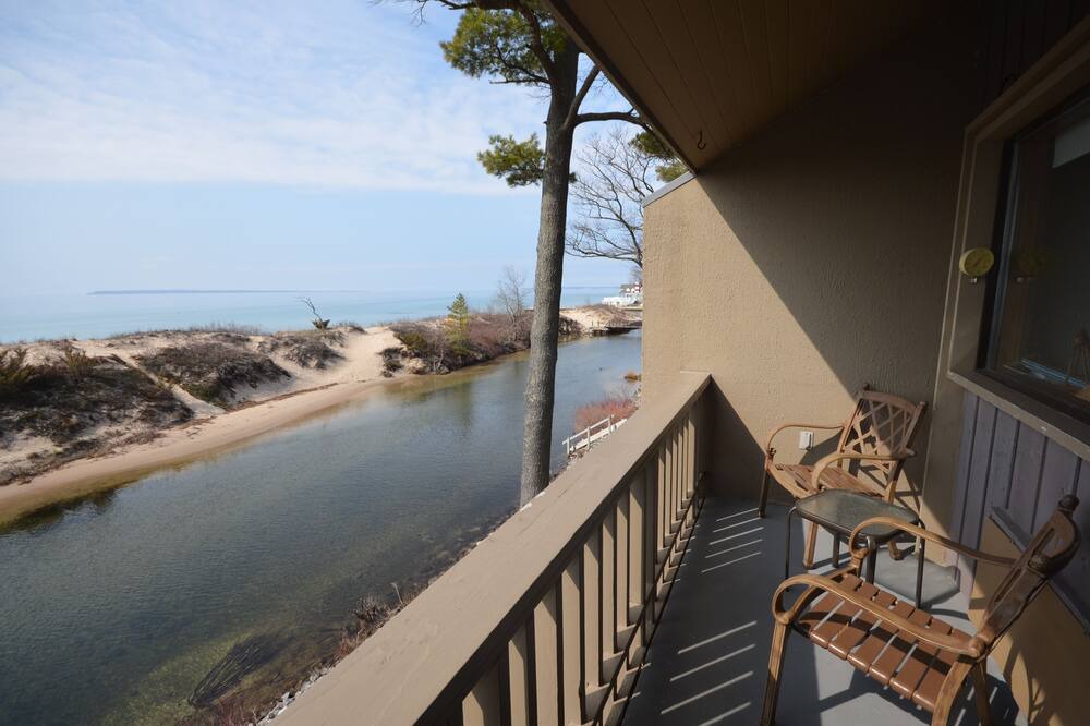Photo of Patio Balcony in Maple City