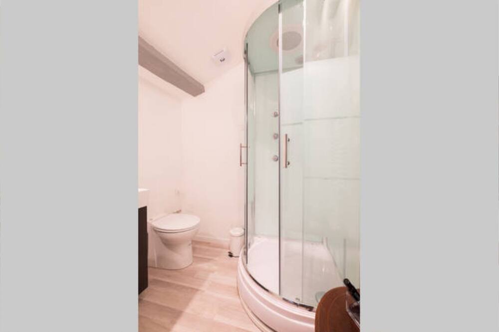 Photo of Bathroom in St Benoist-sur-Mer