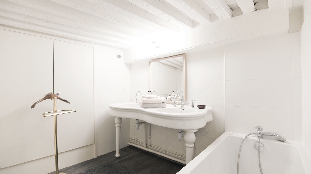 Photo of Bathroom in Moliere - Edgard Quinet
