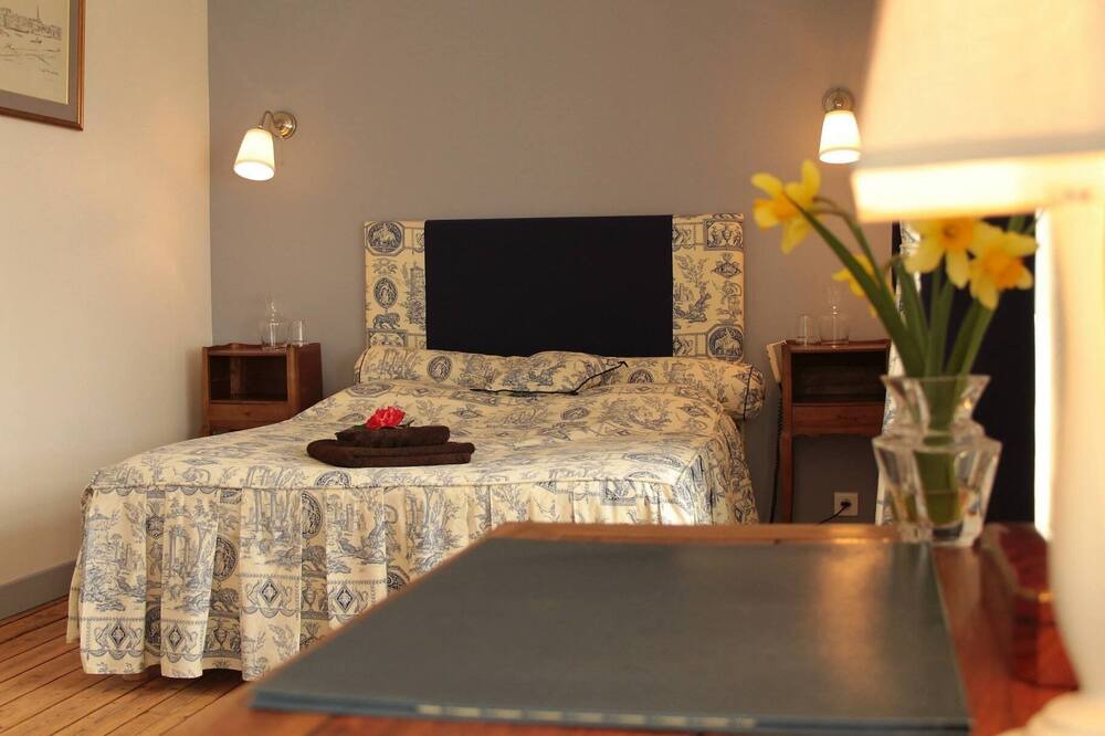 Photo of Bedroom in Saint-Coulomb