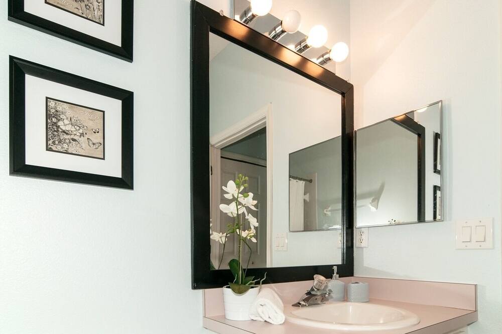 Photo of Bathroom in Esprit