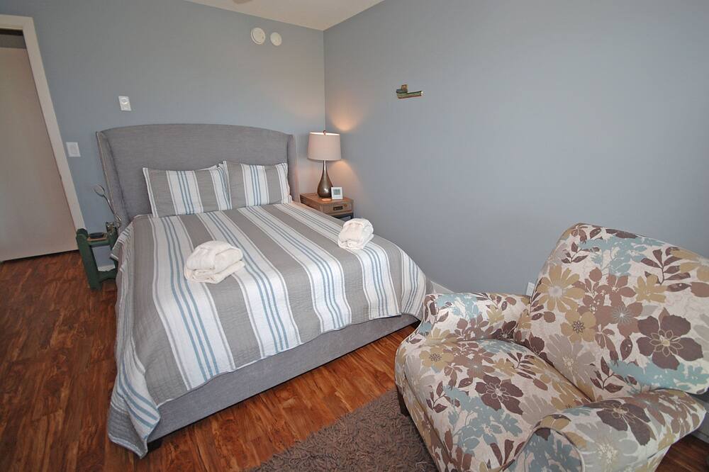 Photo of Bedroom in Maple City