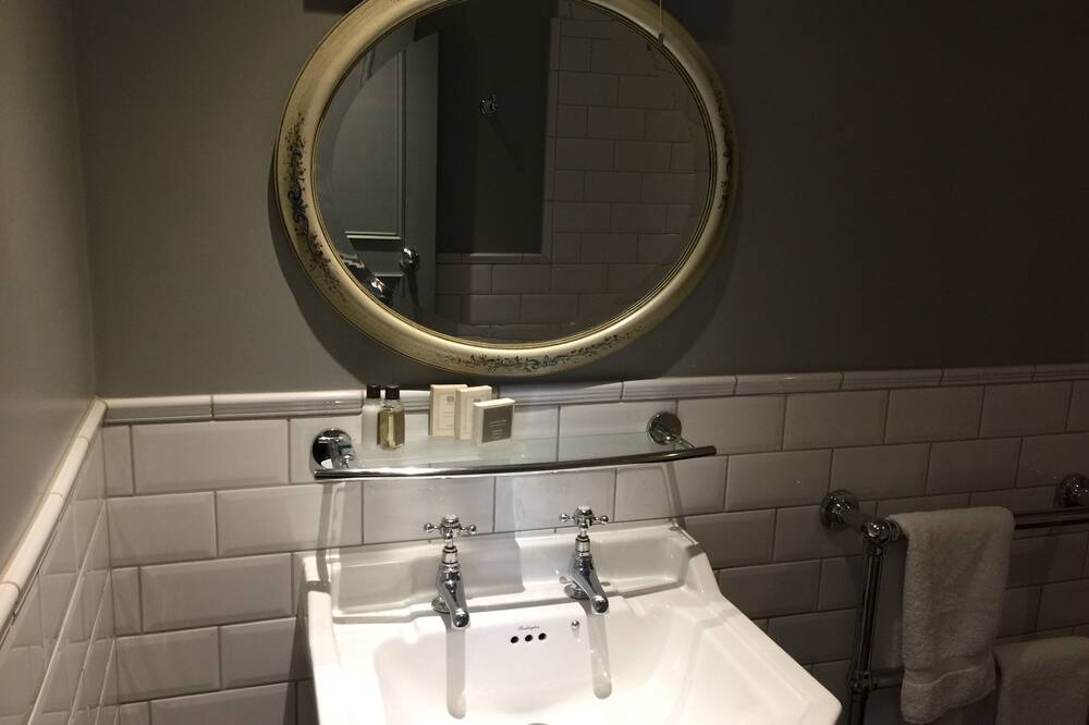 Photo of Bathroom in Chiddingstone Hoath